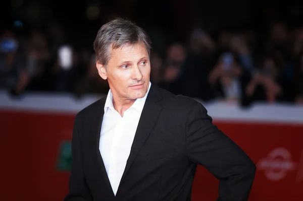 Viggo Mortensen kırmızı halı üzerinde