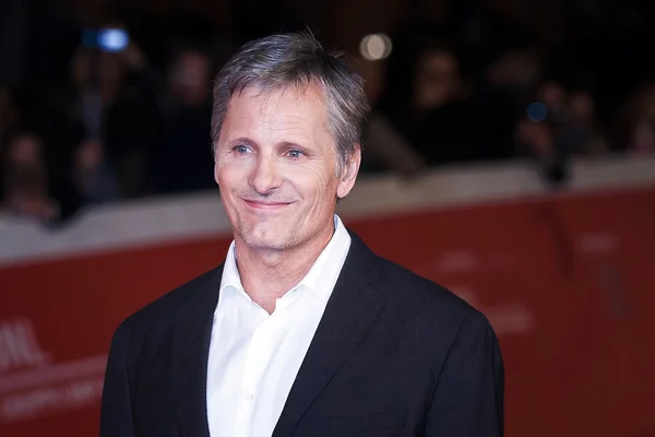 Viggo Mortensen kırmızı halı üzerinde