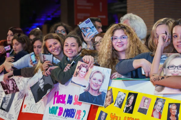 Meryl Streep taraftarları kırmızı halı üzerinde