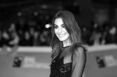 Adele Sammartino kırmızı halı üzerinde