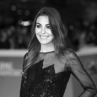 Adele Sammartino kırmızı halı üzerinde