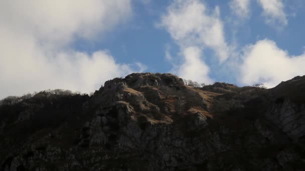 Wolken über dem Bergrücken — Stockvideo
