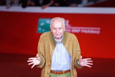 Kırmızı halı Brando Quillici yürür