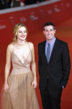 Adam Leon ve Grace Van Patten kırmızı halı üzerinde