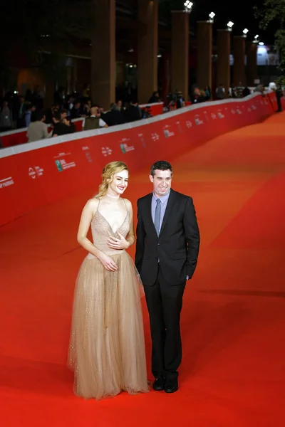 Adam Leon y Grace Van Patten en la alfombra roja —  Fotos de Stock