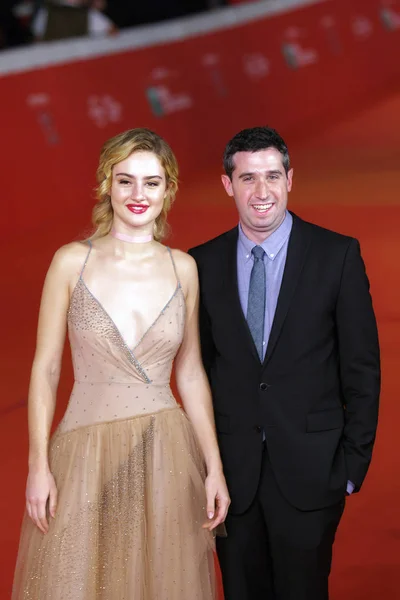 Adam Leon y Grace Van Patten en la alfombra roja — Foto de Stock