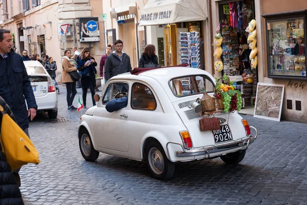 Historic car in Rome — Stock Photo, Image