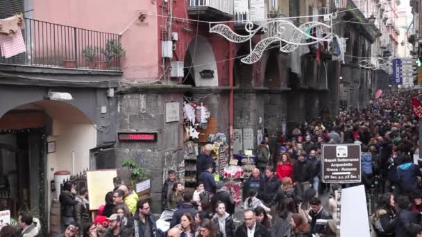 Неаполь, толпа на Виа дей Трибунали — стоковое видео