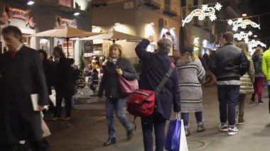 Napoli insanlar sokaklarda alışveriş