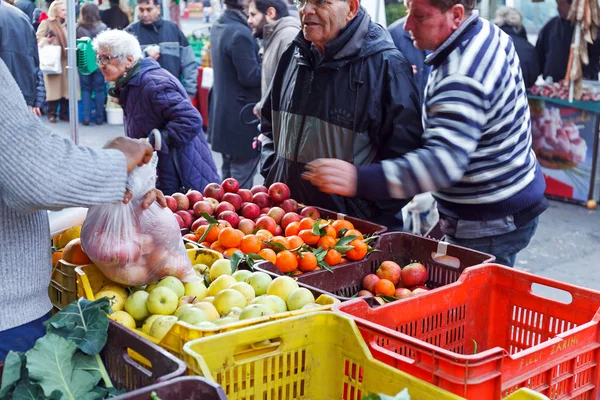 Πώληση φρούτων τοπική αγορά — Φωτογραφία Αρχείου