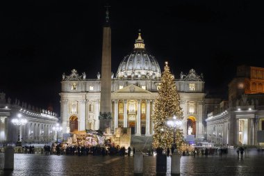 Beşik ve Noel ağacı ile sahnelenen St. Peter's Square