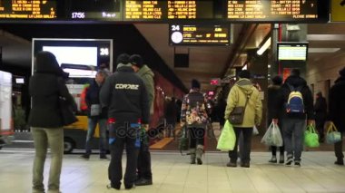 Belgili tanımlık peron yolcu treni ile tren istasyonunda durdu