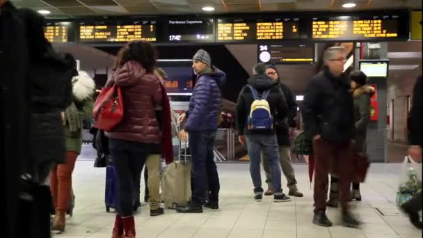 Utasok a vasútállomás, a vonat a platform várható érkezése. — Stock videók