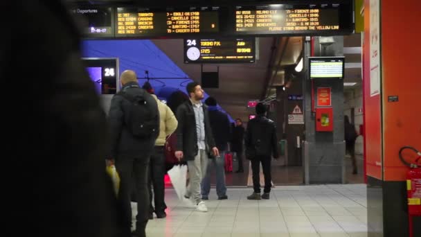 Pasażerów na stacji kolejowej, pociąg zatrzymał się na platformie — Wideo stockowe