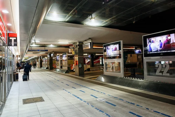 Neapel Central Station, Dock Zugang zu den Gleisen — Stockfoto