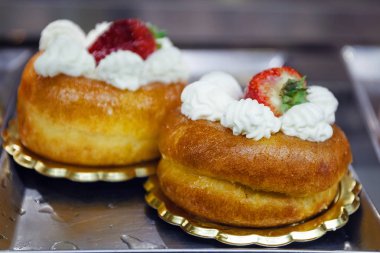 Baba beyaz krema ve çilek ile