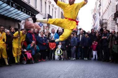 keşiş atlet kılıçla gerçekleştirir