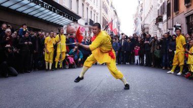 keşiş atlet kılıçla gerçekleştirir