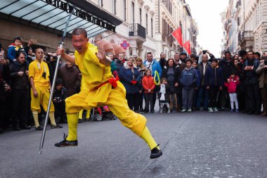 keşiş atlet kılıçla gerçekleştirir