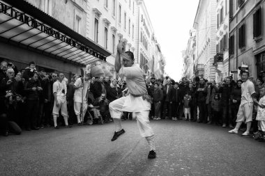 keşiş atlet kılıçla gerçekleştirir