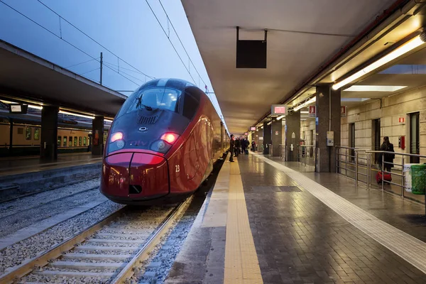 Comboio de alta velocidade na estação — Fotografia de Stock