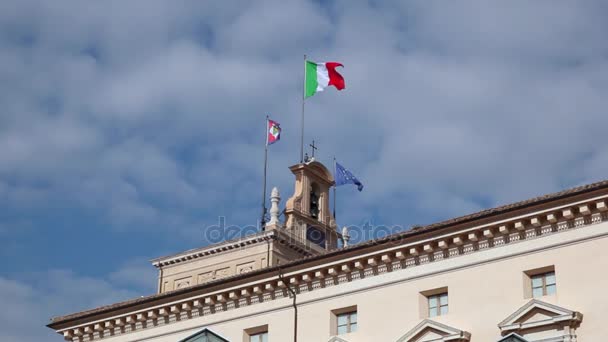 Steagul italian flutură în soare — Videoclip de stoc