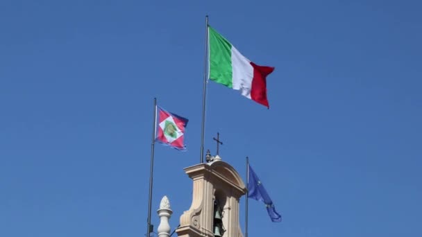 Güneşin altında sallayarak İtalyan bayrağı — Stok video