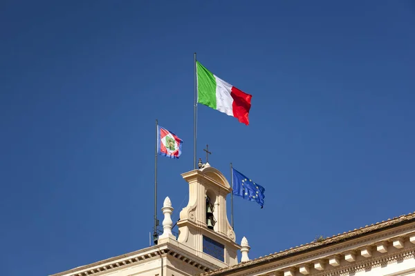 意大利的国旗飘扬在阳光下 — 图库照片