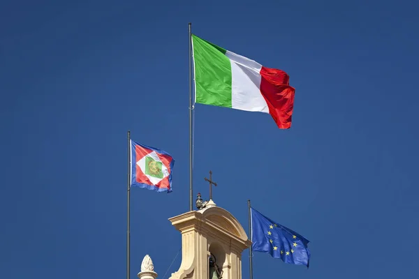 Bandiera italiana sventola al sole — Foto Stock