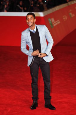 Jharrel Jerome kırmızı halı üzerinde