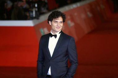 Alessandro Tersigni kırmızı halı üzerinde