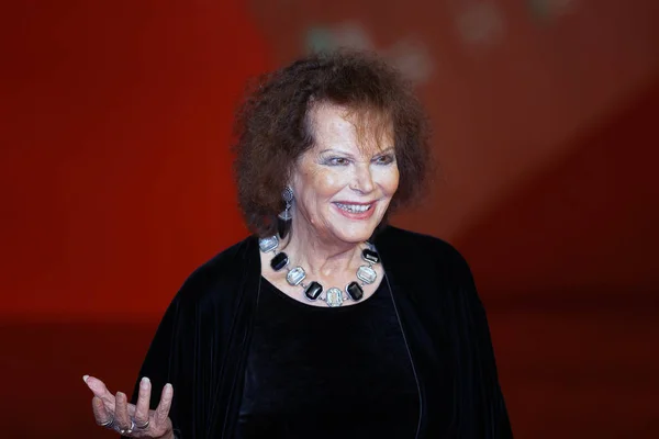 Claudia Cardinale kırmızı halı üzerinde
