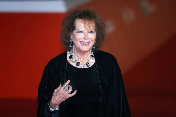Claudia Cardinale kırmızı halı üzerinde