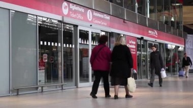 Merkez Tren İstasyonu bilet gişesi ve müşteri desteği