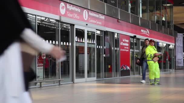 Venta de entradas y atención al cliente en la estación central de tren — Vídeos de Stock