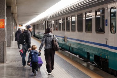 Bazı yolcular numaralı treni almaya gidiyoruz