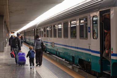 Bazı yolcular numaralı treni almaya gidiyoruz