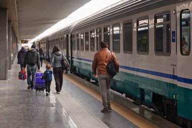 Bazı yolcular numaralı treni almaya gidiyoruz
