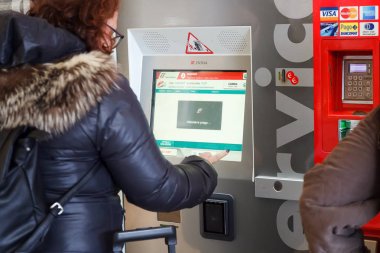 Bilet makinesi istasyonda