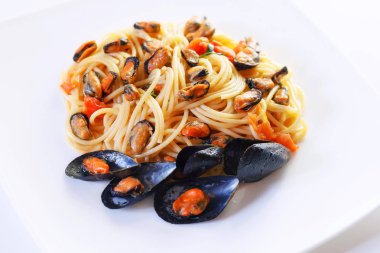 Midye ve domates spagetti