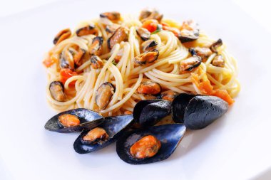 Midye ve domates spagetti
