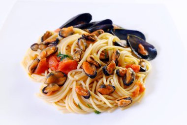Midye ve domates spagetti