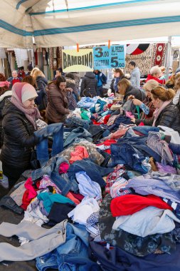 Yerel pazarda tezgahları