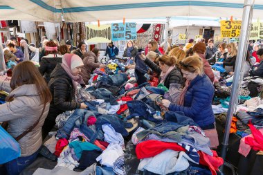 Yerel pazarda tezgahları