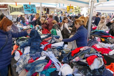 Yerel pazarda tezgahları