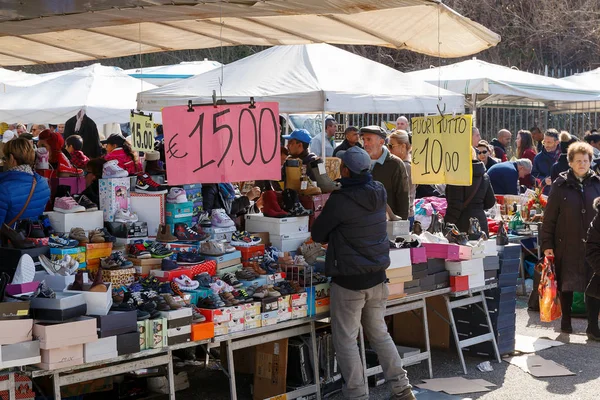 Πάγκους στην τοπική αγορά — Φωτογραφία Αρχείου