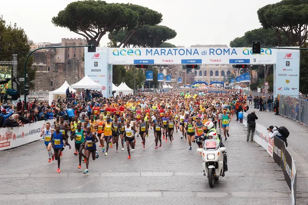 La salida de los atletas de maratón — Foto de Stock