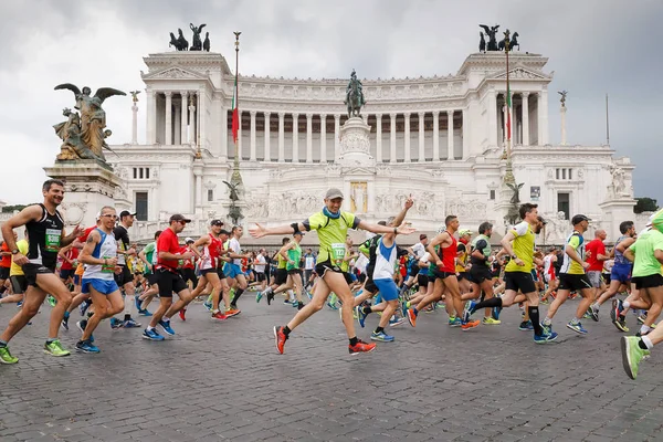 Atletas que participam da 23a maratona em Roma — Fotografia de Stock