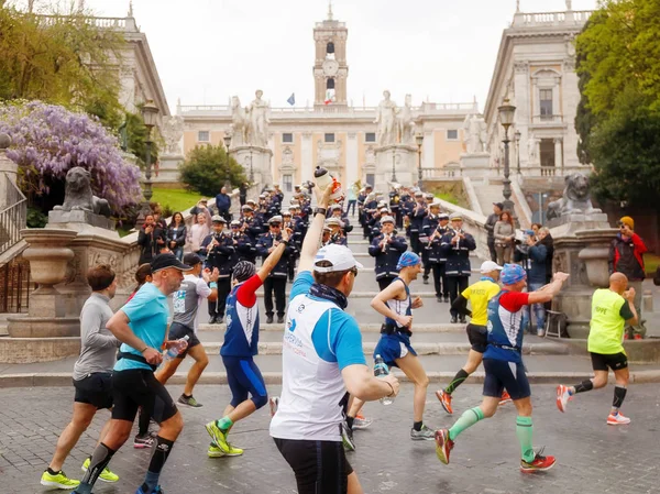 Atletas que participan en la 23ª maratón de Roma — Foto de Stock