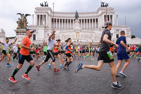 Atletas que participam da 23a maratona em Roma — Fotografia de Stock